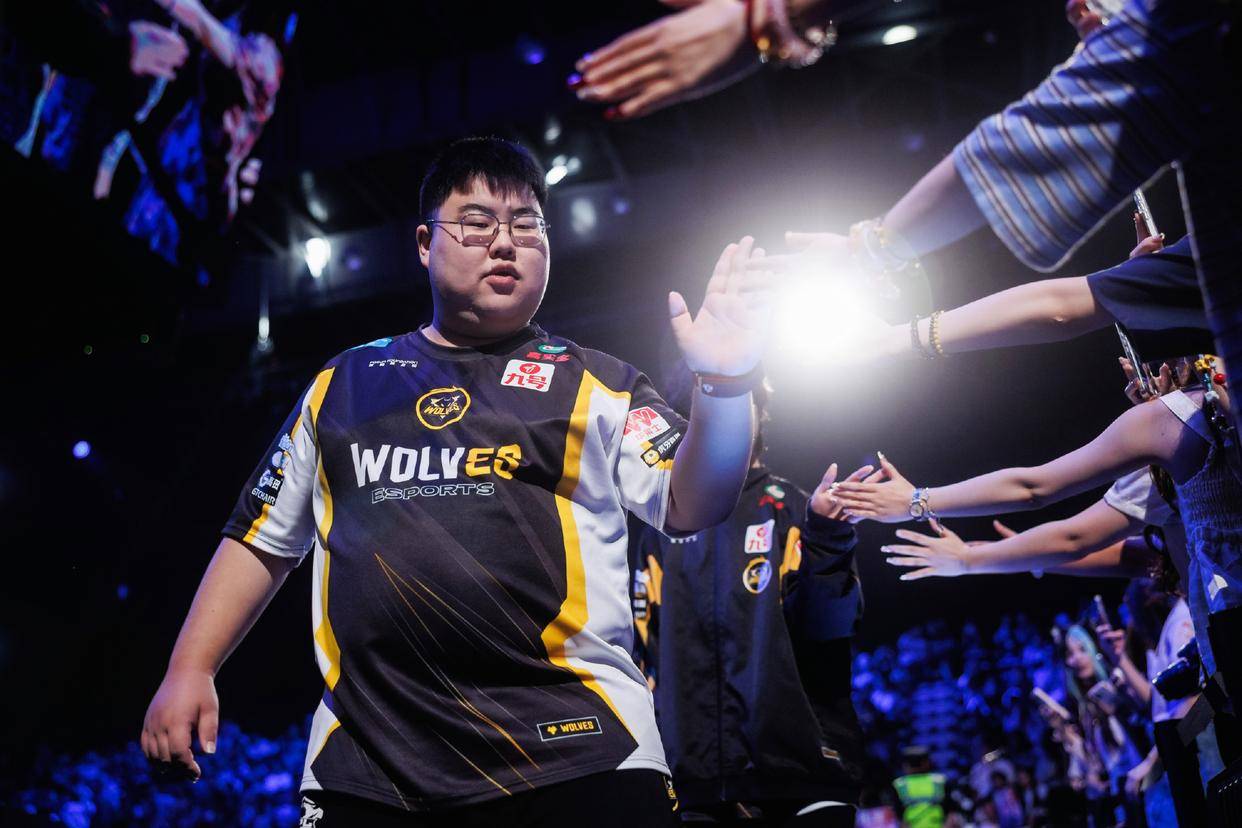 RNGM对抗路改名重庆狼队樱花：粉丝不满，归期“危”了