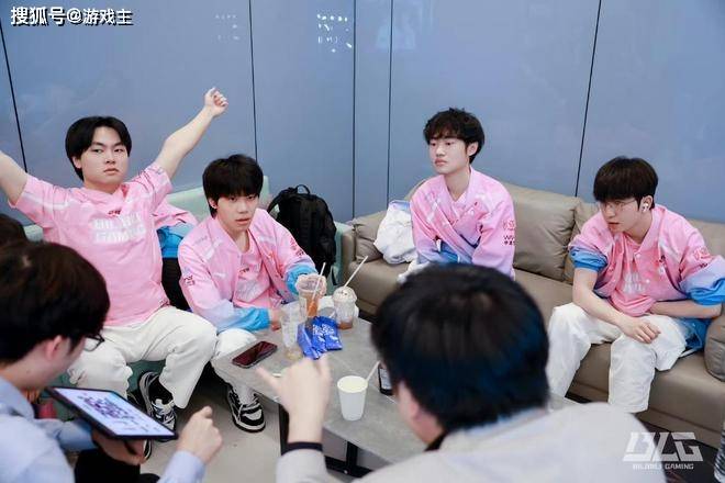 英雄联盟S15世界赛晋级分析,十二支确定名额,只有LPL打冒泡赛