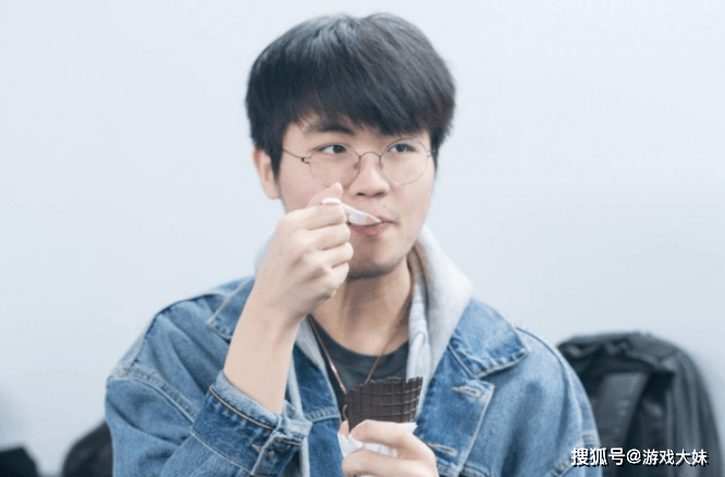 LOL热度严重下滑,多位职业选手都不想播了,纷纷直播玩其他游戏