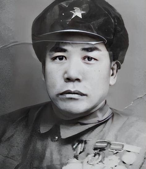 毛主席看着大授衔名单，突然问：“军中吕布”为何不在名单上？