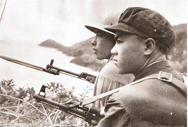 毛主席看着大授衔名单，突然问：“军中吕布”为何不在名单上？