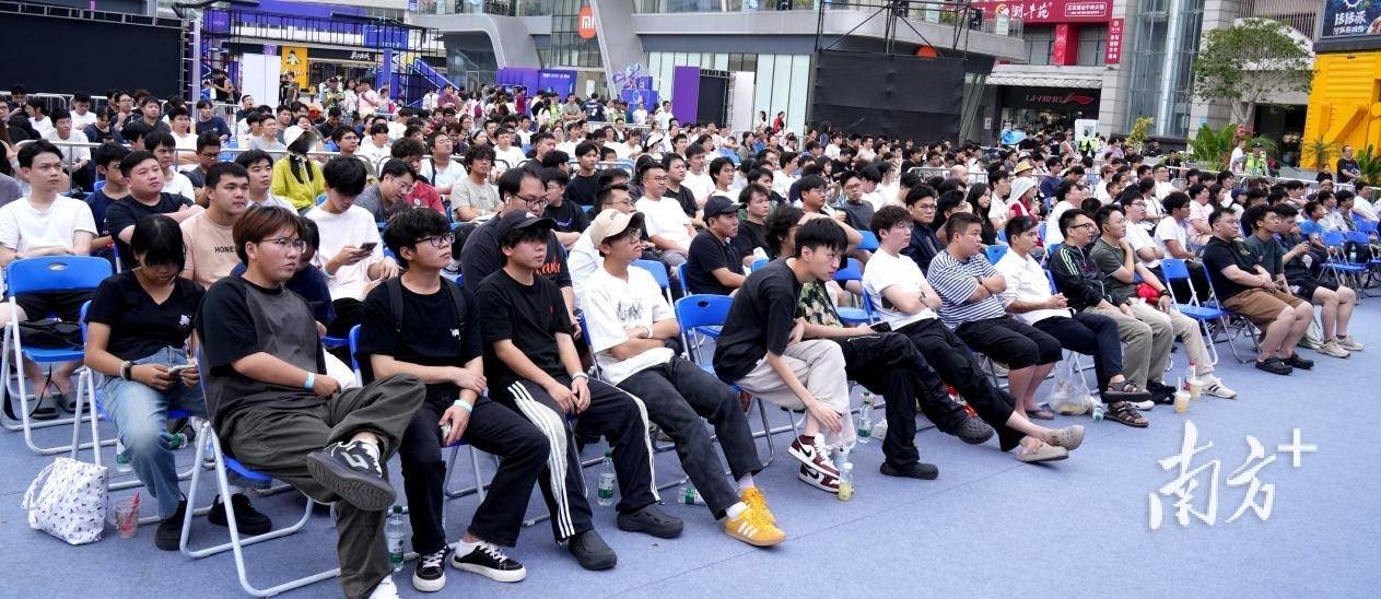 大湾区电竞迷再聚万江,LOL峡谷传奇观赛派对落幕